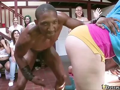 Megan Raini kiisu ei ole perses, vaid film porno sex löödud suhu ja näkku cum.
