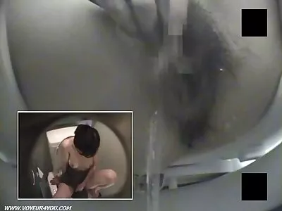 Täiusliku perse ja laitmatult kitsa kiisuga video sex luar biasa naine laseb end persse ajada.