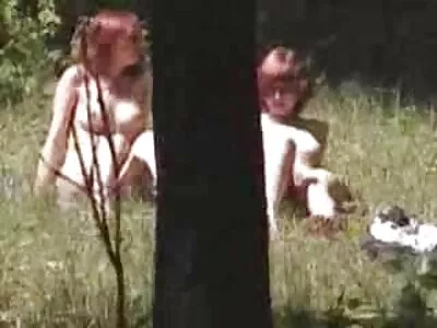 Kunstnik Nicole imeb cum välja grati sex film noore kunstikriitiku riista.