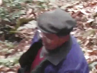 Noored paugutavad kodus diivanil kaamera ees. seks madar