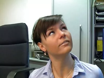 Tüdruk, kellel on anaalipistik tagumikul, leiab mehe ühekordseks anaaliks. porno seks vidjo