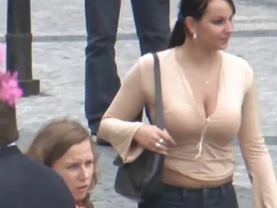 Playboy valab õli peale seks video gratis ja ajab musta lits Moriah Millsi persse.