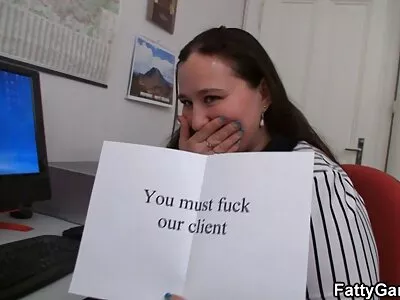 Aasia hoor kükitas doggystyle'i vastu milfmature sex seina ja pani oma kiisu riista alla.