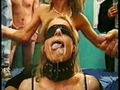Väikeste rindadega wideo sex kõhn Naomi Swann saab jõusaalis persse.