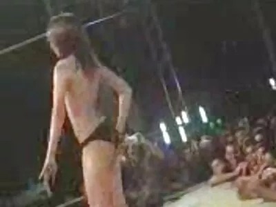 Seksikas tankitüdruk andis end vide9 sex algajale.
