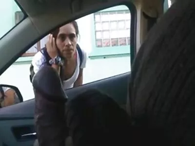 Kleidis ja kõrgetel kontsadel hoitud naine Foxy Dee filem seks barat rõõmustab anaalseksiga kiilakat meest.
