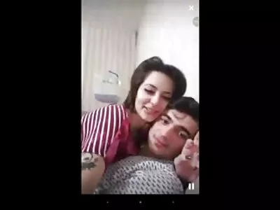 Blond klient ajas jalad massaažiterapeudi kiisu ees laiali. seksvideos