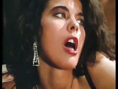 Tumedajuukseline Billy Star tõstis porno seks fri jalad ja keppis rikast maletajat.